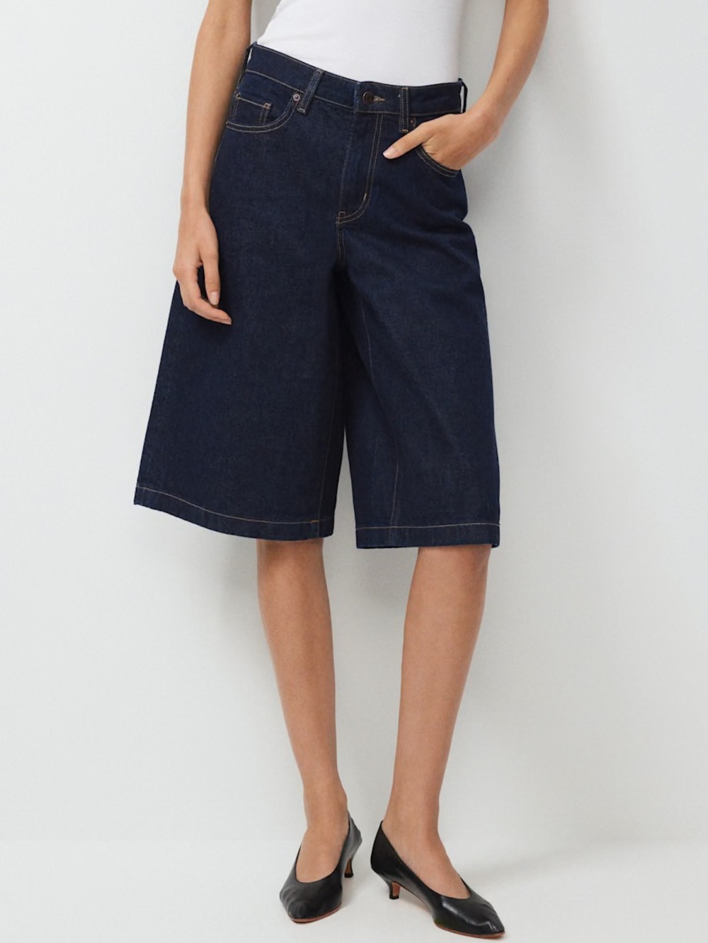 Aritzia Publicity Below The Knee Short
